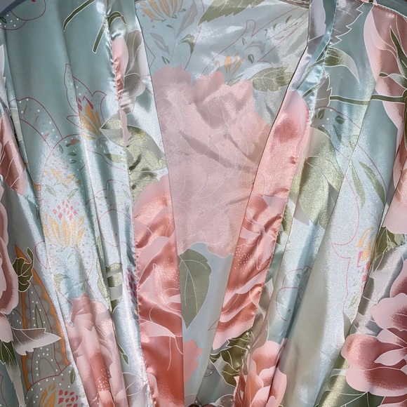 Elegant Satin Bridal Robe - Picture 7 of 8